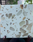 Have you ever seen a terrazzo plate that can transmit light? It is very suitable for partitions.